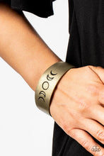 Load image into Gallery viewer, Paparazzi ♥ Lunar Effect - Brass ♥ Bracelet EX25