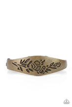 Load image into Gallery viewer, Paparazzi ♥ Fond of Florals - Brass ♥ B1080