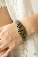 Load image into Gallery viewer, Paparazzi ♥ Fond of Florals - Brass ♥ B1080