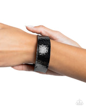Load image into Gallery viewer, Paparazzi ♥ Urban Ore - Black ♥ B684