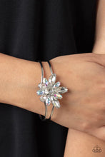 Load image into Gallery viewer, Paparazzi ♥ Chic Corsage - White ♥ B417