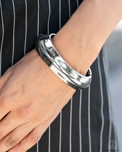Load image into Gallery viewer, Paparazzi ♥ Rainy Refulgence - Silver ♥ B1118