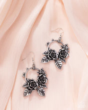 Load image into Gallery viewer, Paparazzi ♥ Wanderlust Wreath - Silver ♥ E2311