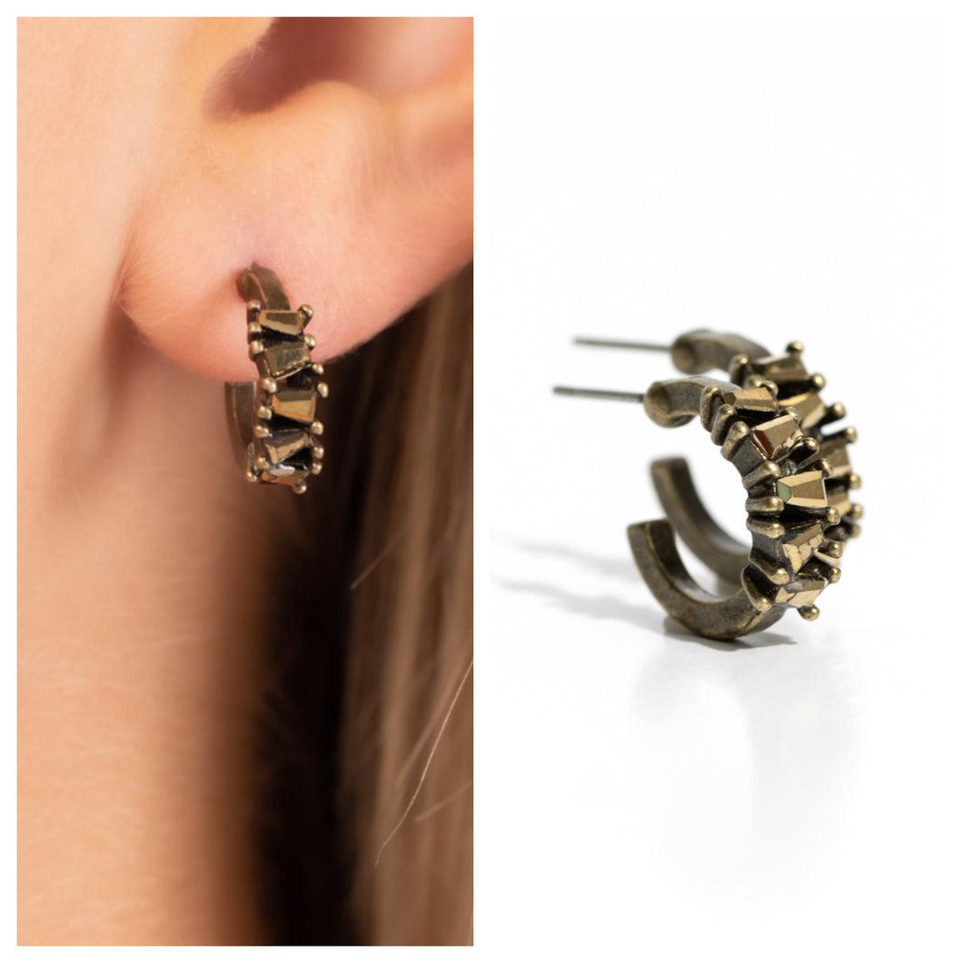 Paparazzi ♥ Rugged Rockstar - Brass ♥ Post E1437