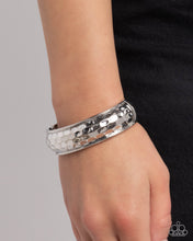 Load image into Gallery viewer, Paparazzi ♥ Hammered Hardware - Silver ♥ B1035